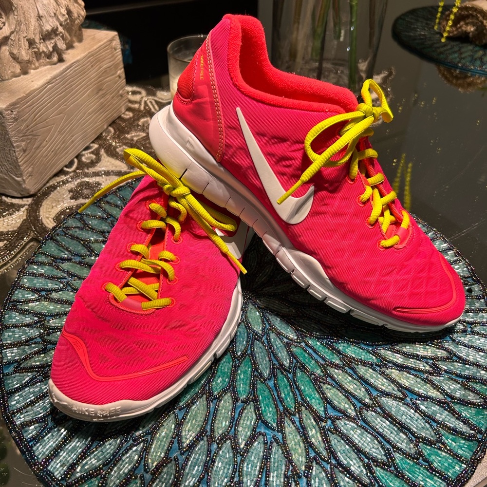 Pink nike tennis shoes